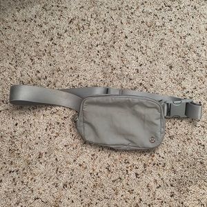 Lululemon Everywhere Belt Bag in Silver Drop